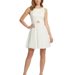 Vestido blanco con abertura en la cintura