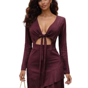 Vestido corto borgoña con manga larga y lazo frontal