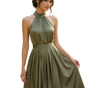 Vestido largo (maxi) de satén con cuello halter.