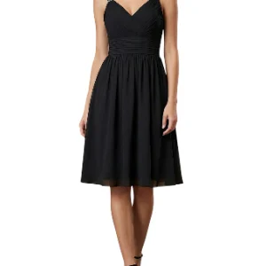 Vestido midi de cóctel negro con tirantes de pedrería.