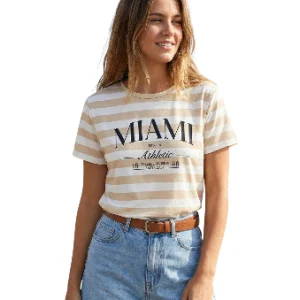 Camiseta es un modelo de rayas horizontales beige