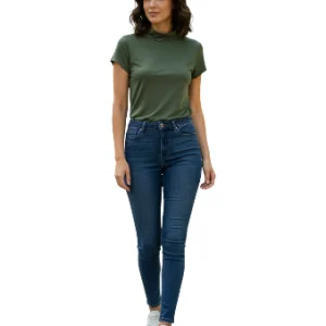 Camiseta es una remera básica de mujer con cuello alto y mangas cortas.