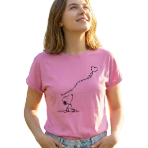 Camiseta rosa presenta un gráfico de Snoopy