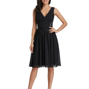 Vestido negro corto de cóctel sin mangas con cuello en V